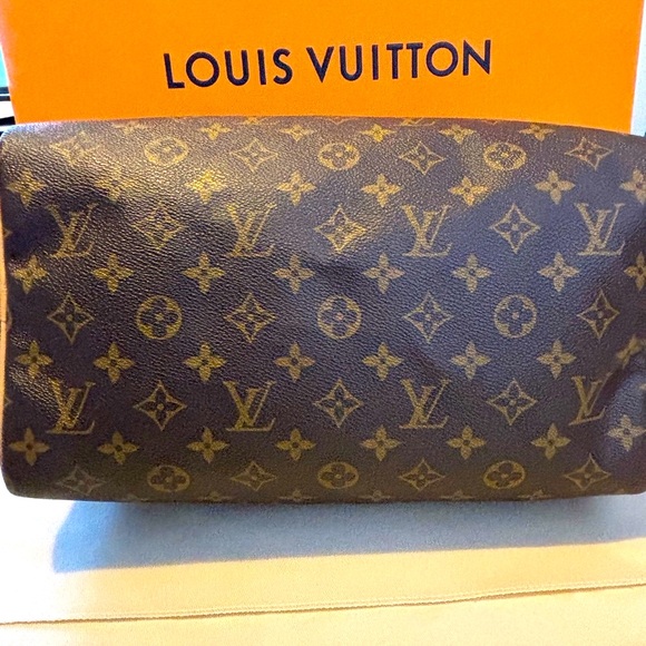 AUTHENTIC Louis Vuitton Speedy 35 Monogram Handbag. - Picture 6 of 12